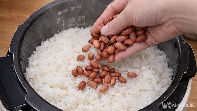 흰쌀밥에 땅콩을 넣고 있다. / 위키푸디