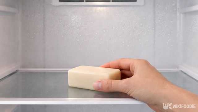 비누를 냉장고에 넣고 있다. / 위키푸디
