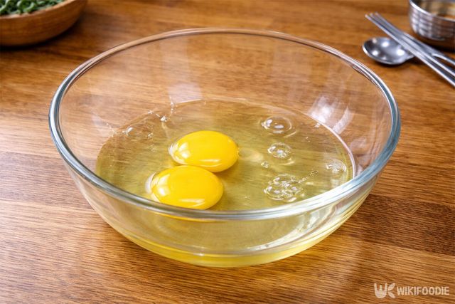 볼에 계란 두 개가 담겨 있다. / 위키푸디