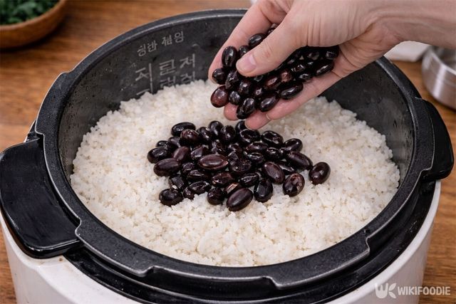 쌀밥에 흑찬을 넣고 있다. / 위키푸디