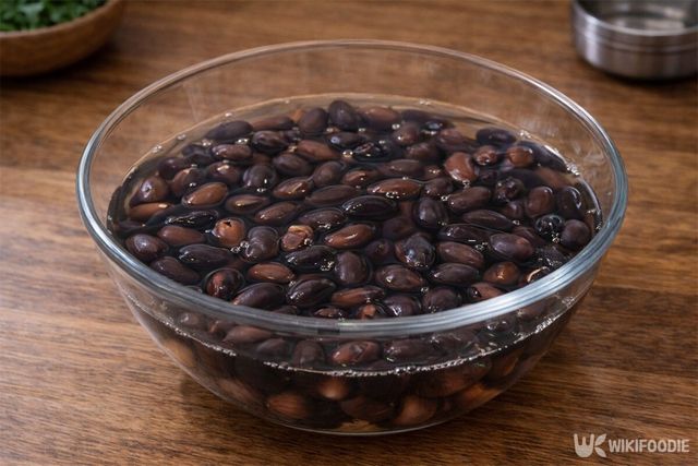 흑찬을 물에 불리고 있다. / 위키푸디