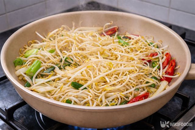 프라이팬에 숙주나물과 각종 채소를 넣고 볶고 있다. / 위키푸디