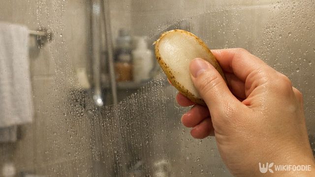 욕실 거울을 감자 껍질로 문질러 물때를 제거하고 있다. / 위키푸디