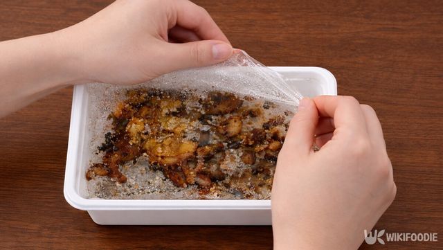 비닐을 한쪽부터 뜯는 순간 국물과 소스가 비닐 안쪽에 번지는 장면이다. / 위키푸디