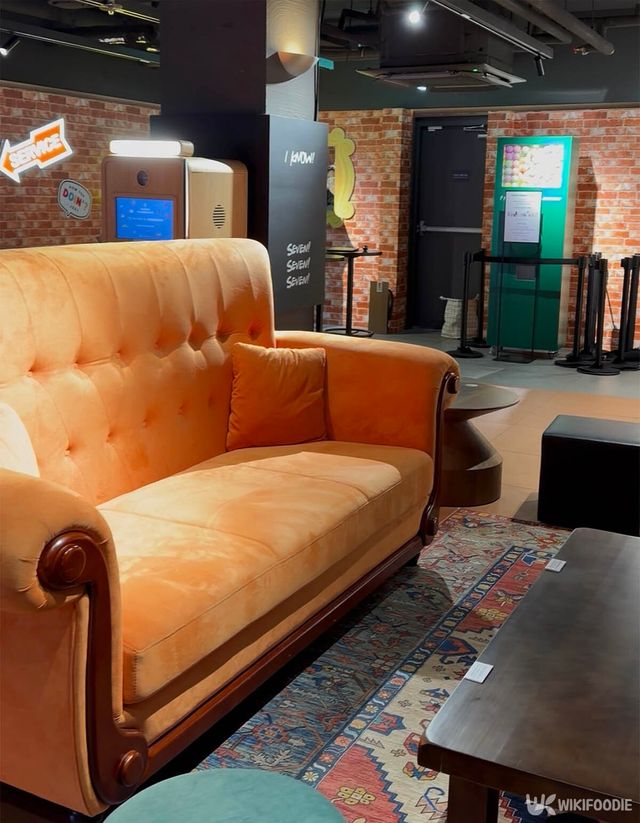 프렌즈 스토어 주황색 쇼파 자료 사진. / 위키푸디