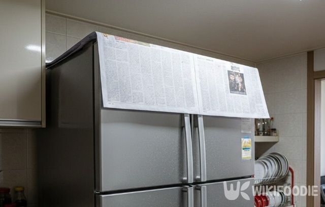 냉장고 위에 신문지를 덮어두고 있다. / 위키푸디