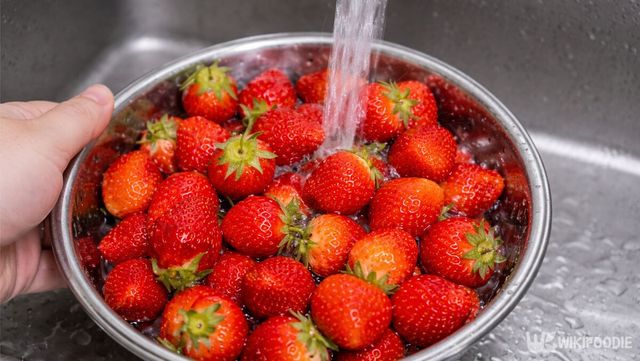 딸기를 흐르는 물에 세척하고 있다. / 위키푸디