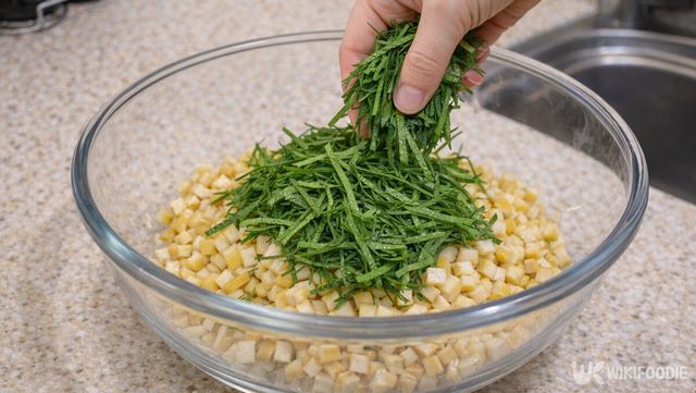 어묵에 채를 썬 깻잎을 가득 넣고 있다. / 위키푸디