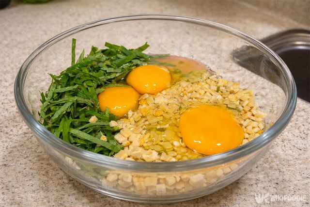 그릇에 깻잎과 어묵, 달걀을 담은 모습이다. / 위키푸디