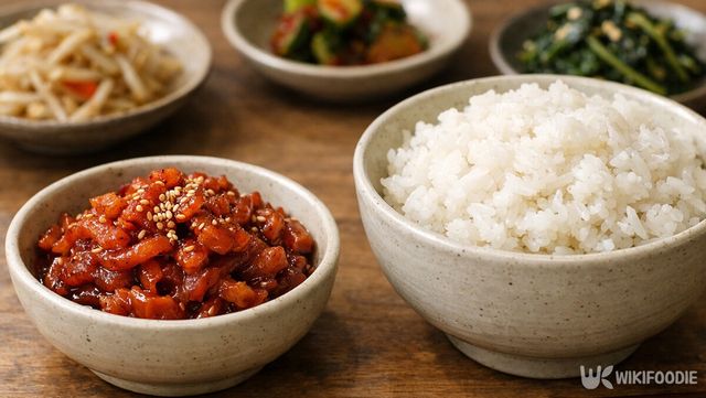 젓갈은 소량만으로도 밥 섭취를 크게 늘리는 반찬이다. / 위키푸디