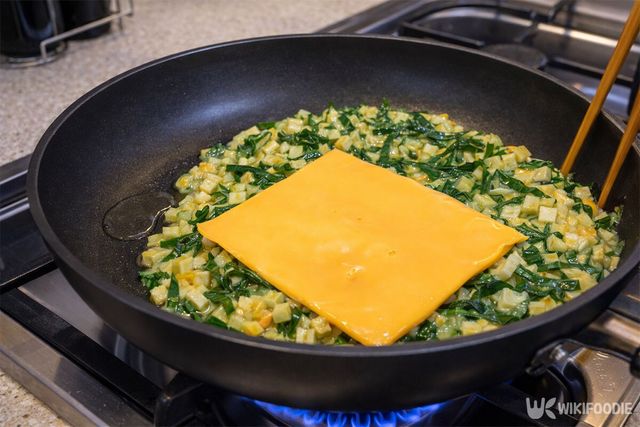 어묵 반죽 위에 치즈를 올린 모습이다. / 위키푸디