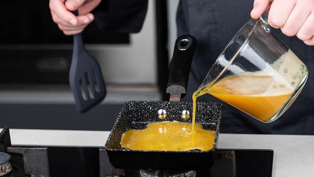 달걀물을 프라이팬에 올리고 있다. / Strigana-shutterstock.com