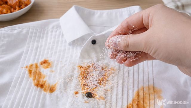 김칫국물이 묻은 흰 셔츠에 소금을 뿌리고 있다. / 위키푸디