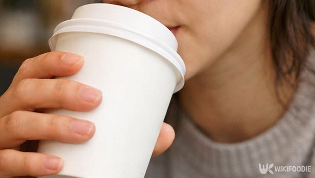 한 여성이 음료를 마시고 있다. / 위키푸디