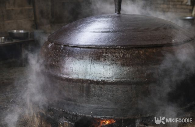 고온에서 열을 가해 독성을 낮추는 초오 법제 과정 모습이다. / 위키푸디