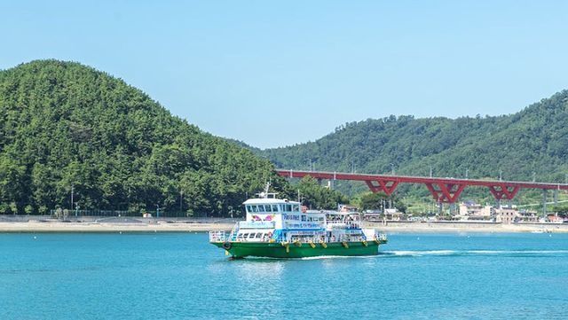 저도에 있는 유람선의 모습이다. / 한국관광공사