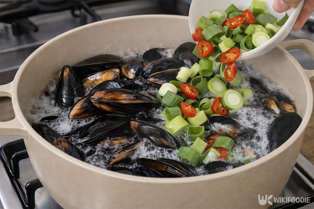 대파와 홍고추를 넣고 있다. / 위키푸디