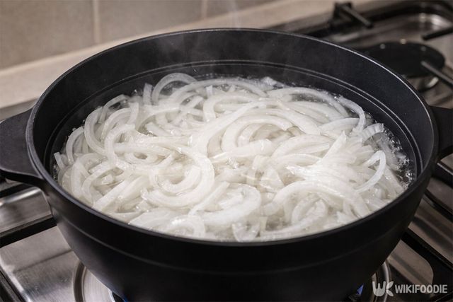 끓는 물에 양파를 데치고 있다. / 위키푸디