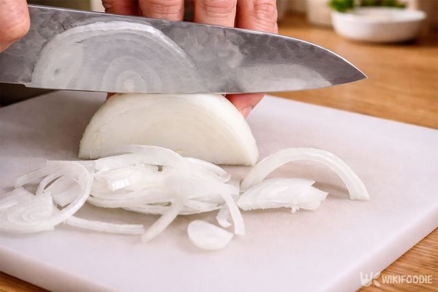 야파를 결대로 썰고 있다. / 위키푸디