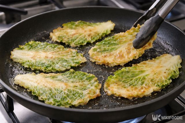 봄동을 노릇하게 굽고 있다. / 위키푸디