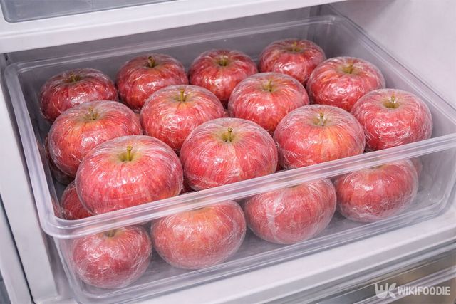 사과를 랩으로 감싸 채소 칸에 보관 중이다. / 위키푸디