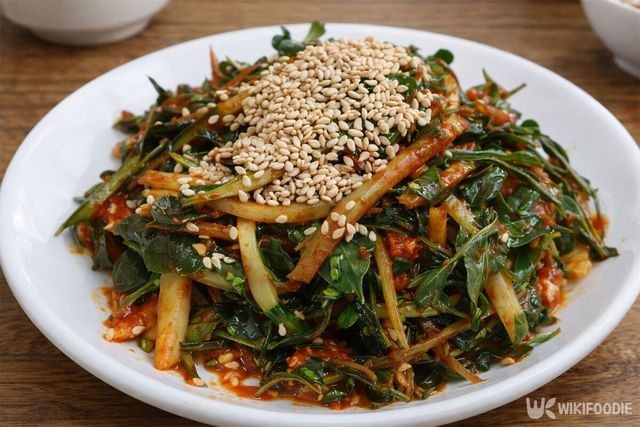 쇠비름 무침이 접시에 담겨 있다. / 위키푸디