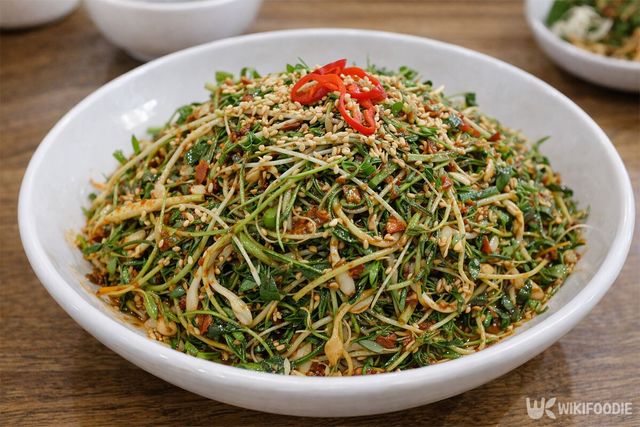 햇나물을 무쳐 만든 입춘채의 모습이다. / 위키푸디