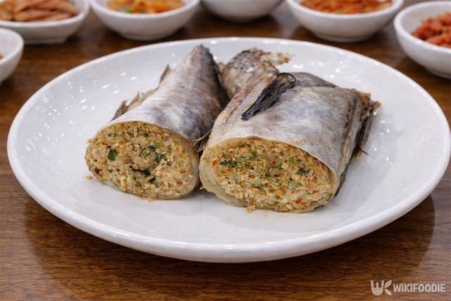 명태 안에 당면을 넣은 명태 순대의 모습이다. / 위키푸디