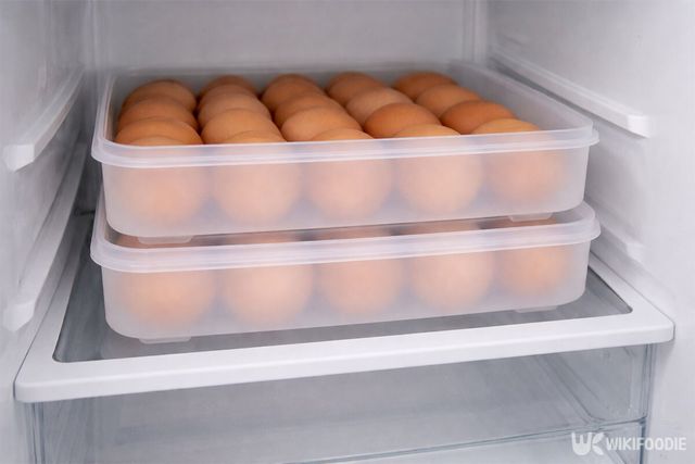 냉장고 칸 깊숙이 달걀이 보관되고 있다. / 위키푸디