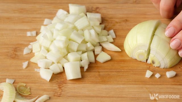 양파를 잘게 다져 우유에 넣기 전 준비하고 있다. / 위키푸디
