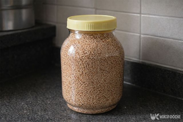 깨를 플라스틱 통에 담아 서늘한 곳에 보관하고 있다. / 위키푸디