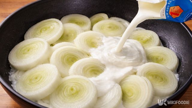 양파에 우유를 붓고 있다. / 위키푸디