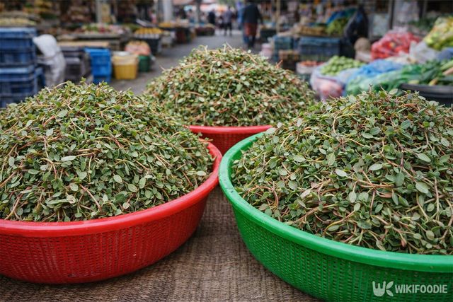 시장에서 쇠비름이 바구니에 한가득 담겨 있다. / 위키푸디