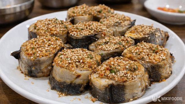 명태 순대가 접시에 담겨 있다. / 위키푸디