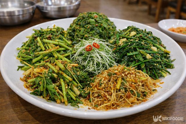 다섯 가지 햇나물로 만든 오신반의 모습이다. / 위키푸디