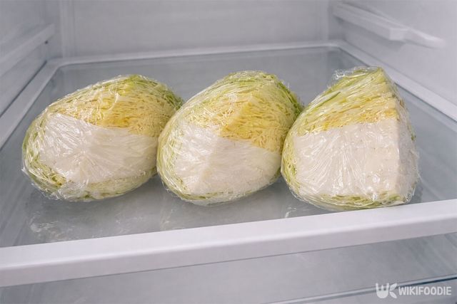 랩으로 감싼 양배추가 냉장고 칸에 보관되고 있다. / 위키푸디