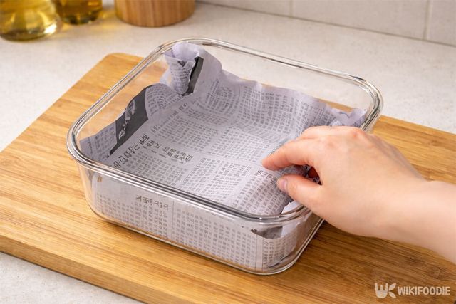 새로운 신문지를 깔고 있다. / 위키푸디