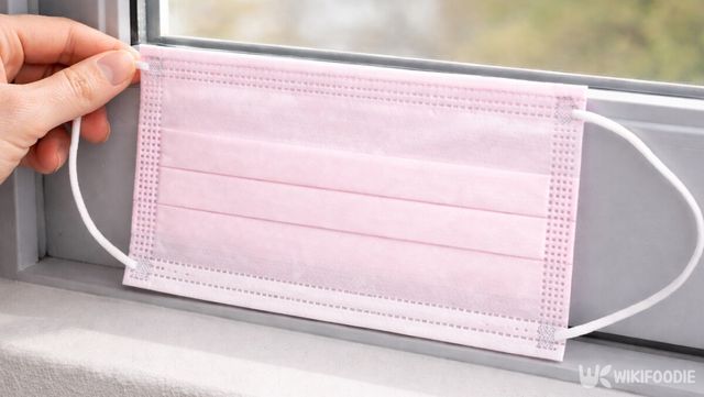 마스크 부직포 원단으로 창틀 틈새 먼지를 닦으려고 하는 모습이다. / 위키푸디