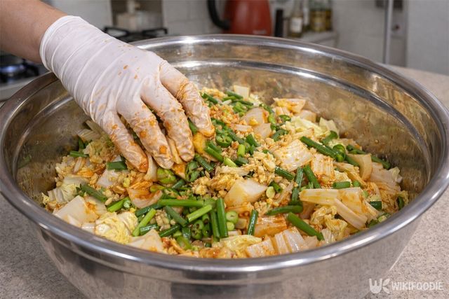 배추와 재료들을 함께 무치고 있다. / 위키푸디