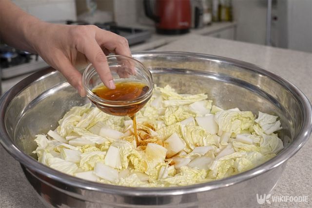 대야에 담긴 배추에 매실청을 넣고 있다. / 위키푸디