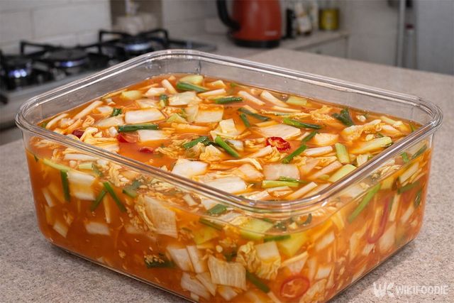 플라스틱 용기에 담긴 나박김치의 모습. / 위키푸디