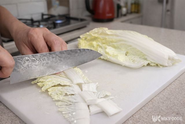 배추를 먹기 좋은 크기로 썰고 있다. / 위키푸디