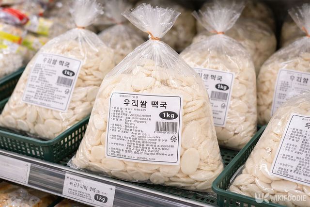 마트 매대에 떡국떡이 놓여 있다.&nbsp;기사의 이해를 돕기 위한 참고 사진입니다. / 위키푸디