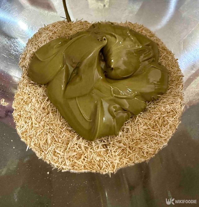 볶은 카다이프 면에 피스타치오 스프데르르 섞고 있다. / 위키푸디