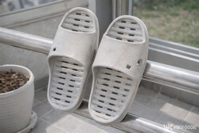 베란다에서 세척한 욕실화를 말리고 있다. / 위키푸디