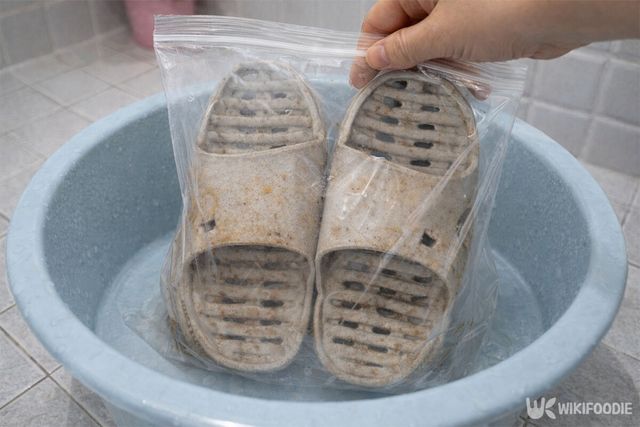 비닐백에 더러워진 욕실화를 넣은 모습. / 위키푸디