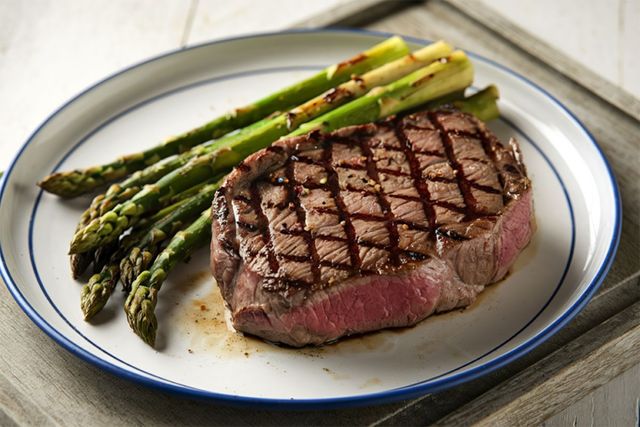 아스파라거스와 소고기 스테이크 사진. / adrianofana-shutterstock.com