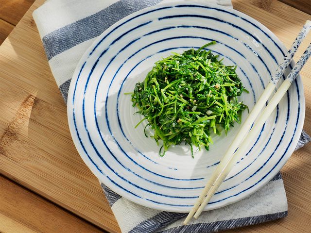 데쳐서 무친 세발나물이 접시에 담긴 모습. / sungsu han-shutterstock.com