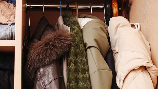 옷장에 걸려있는 겨울 재킷. / Pawel Michalowski-shutterstock.com