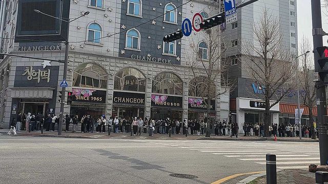 창억떡을 맛보기 위해 광주로 몰려든 사람들. 길게 대기 줄이 보인다. / 온라인 커뮤니티